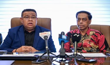 Presiden Persatuan Sepaktakraw Malaysia (PSM), Datuk Mohd Sumali Reduan (kiri) / Foto BERNAMA