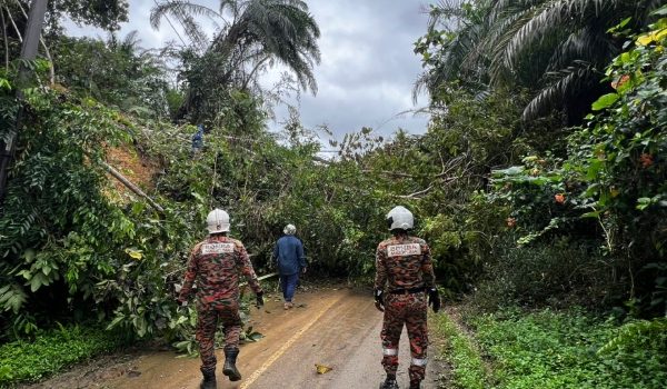 Keadaan tanah runtuh di laluan utama masuk ke Kampung Tarahad, Bekenu/ BBP Batu Niah
