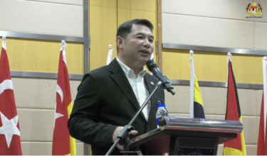Menteri Ekonomi, Rafizi Ramli ketika berucap pada  Majlis Amanat Menteri Ekonomi yang diadakan di Putrajaya / FOTO FB Kementerian Ekonomi