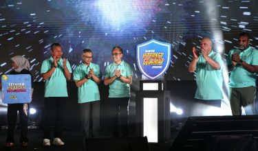 Menteri Komunikasi, Datuk Fahmi Fadzil (empat kiri) ketika melakukan gimik pelancaran Majlis Kempen Internet Selamat  hari ini/Foto BERNAMA