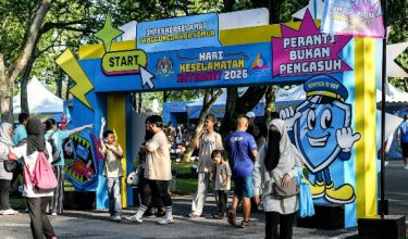 Orang ramai tidak melepaskan peluang membawa ahli keluarga mereka sempena Hari Keselamatan Internet (HKI) 2026 di Taman Tasik Titiwangsa hari ini.

Bertemakan “Teknologi Pintar, Pilihan Selamat: Penggunaan AI Secara Selamat dan Bertanggungjawab”, HKI 2026 menekankan kepentingan membuat pilihan digital yang bijak dalam memanfaatkan teknologi serta kecerdasan buatan (AI) sejajar dengan perkembangan pesat landskap digital masa kini/Foto BERNAMA