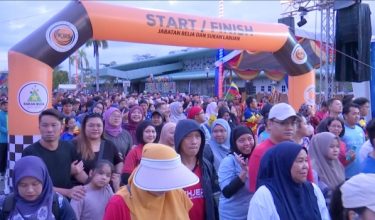 Peserta pelbagai lapisan masyarakat mengenakan pakaian berwarna-warni memeriahkan Program Fun Walk Wilayahku yang bermula seawal 6.30 pagi /RTM Labuan