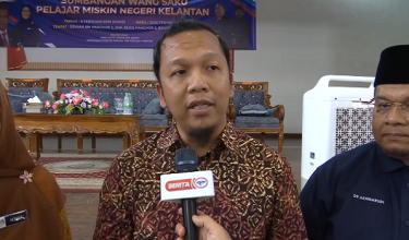 Pegawai Tugas-Tugas Khas Perdana Menteri, Mohamad Mahathir Mohamed Younos ditemui pemberita pada Majlis peluncuran Sumbangan Wang Saku Pelajar Miskin Peringkat Negeri 
Kelantan di Sekolah Menengah Kebangsaan (SMK) Beris Panchor 2, di sini/RTM