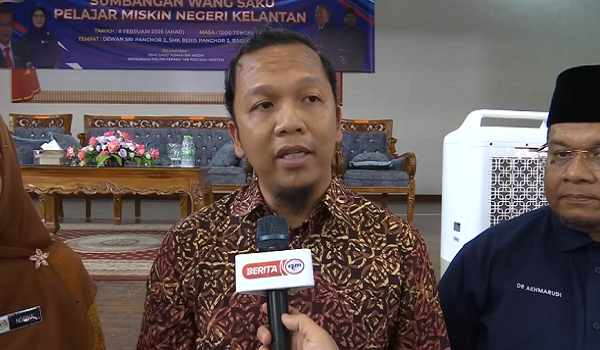 Pegawai Tugas-Tugas Khas Perdana Menteri, Mohamad Mahathir Mohamed Younos ditemui pemberita pada Majlis peluncuran Sumbangan Wang Saku Pelajar Miskin Peringkat Negeri 
Kelantan di Sekolah Menengah Kebangsaan (SMK) Beris Panchor 2, di sini/RTM