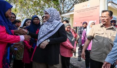 NIBONG TEBAL, 8 Feb -- Menteri Pendidikan Fadhlina Sidek (kiri) beramah mesra dengan orang ramai pada Program Semarak Sejahtera Warga Emas di Pusat Aktiviti Warga Emas (PAWE) Nibong Tebal hari ini.

Turut hadir Ketua Pengarah Kebajikan Masyarakat Datuk Che Murad Sayang Ramjan (kanan).


--  fotoBERNAMA (2026) HAK CIPTA TERPELIHARA