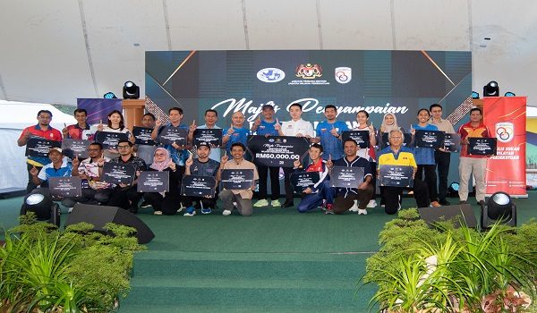 Timbalan Menteri di Jabatan Perdana Menteri (Wilayah Persekutuan) Datuk Lo Su Fui (berdiri, tujuh kanan) bergambar bersama wakil persatuan dan badan sukan pada Majlis Penyampaian Bantuan MADANI Kepada Badan Sukan di Wilayah Persekutuan Labuan/ BERNAMA
