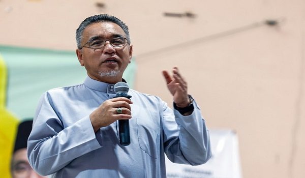 MELAKA, 8 Mac -- Timbalan Menteri Pertahanan merangkap Ahli Parlimen Alor Gajah Adly Zahari brucap pada Majlis Berbuka Puasa bersama Pekerja Pembersihan dan Rakan Media di Jawatankuasa Pembangunan dan Penyelarasan Dewan Undangan Negeri (JAPERUN) Durian Tunggal, hari ini.

--fotoBERNAMA (2026) HAK CIPTA TERPELIHARA