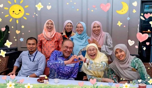 Perdana Menteri bersama isteri dan anak-anak beliau