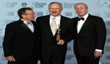 Pelakon AS Gene Hackman (Tengah) ditemani oleh rakan pelakon Robin Williams (Kiri) dan Michael Caine (Kanan) selepas beliau menerima Anugerah Cecil B. DeMille di Majlis Anugerah Golden Globe ke-60 di Beverly Hills, California. / Foto AFP.