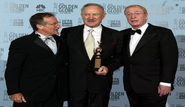 Pelakon AS Gene Hackman (Tengah) ditemani oleh rakan pelakon Robin Williams (Kiri) dan Michael Caine (Kanan) selepas beliau menerima Anugerah Cecil B. DeMille di Majlis Anugerah Golden Globe ke-60 di Beverly Hills, California. / Foto AFP.