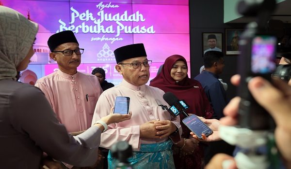 Presiden Angkatan Koperasi Kebangsaan Malaysia Berhad (ANGKASA), Datuk Seri Dr. Abdul Fattah Abdullah (tengah) / Foto BERNAMA