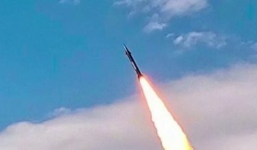 IRGC) memaparkan imej pelancaran gelombang terbaru serangan misil dan drone dalam ‘Operasi True Promise 4’ ke arah sasaran di wilayah pendudukan dan pangkalan tentera Amerika Syarikat serta Israel.