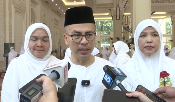 Menteri Komunikasi, Datuk Fahmi Fadzil (tengah) / Foto RTM