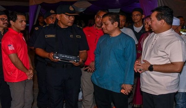 Ketua Pengarah Jabatan Pengangkutan Jalan (JPJ) Datuk Aedy Fadly Ramli (dua, kanan) melihat pegawai penguatkuasa mengendalikan dron bagi memantau keadaan lalu lintas pada Majlis Singgah Sahur di Stesen Penguatkuasa Labok.

Turut hadir, Pengarah Kanan Penguatkuasa JPJ Datuk Muhammad Kifli Ma Hassan (kanan) / BERNAMA
