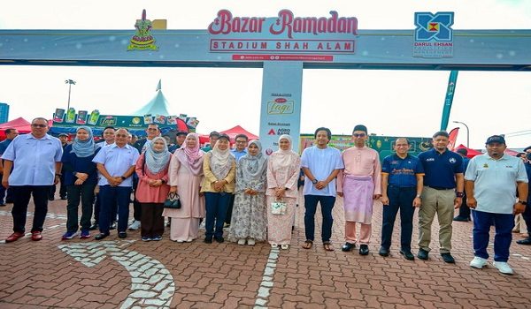 SHAH ALAM, 8 Mac -- Tengku Permaisuri Selangor Tengku Permaisuri Norashikin (enam, kanan) berkenan berangkat ke Program Santuni Bazar Ramadan 2026 di Bazar Ramadan Stadium Shah Alam Seksyen 13 Shah Alam hari ini.

Turut hadir Exco Belia, Sukan dan Keusahawanan Negeri Selangor Mohd Najwan Halimi (lima, kanan) dan Ketua Pegawai Eksekutif Kumpulan Menteri Besar Selangor (Perbadanan) Datuk Saipolyazan M Yusop (empat, kanan).

--fotoBERNAMA (2026) HAK CIPTA TERPELIHARA