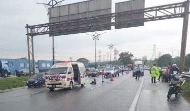Penunggang motosikal maut dalam kemalangan melibatkan tiga kenderaan di kilometer 21 Lebuhraya Pasir Gudang, Johor.
