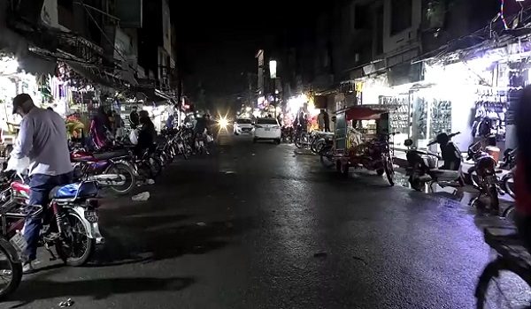 Semua kedai dan pasar di Lahore ditutup pada pukul 8.00 malam/ REUTERS