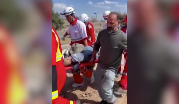 Petugas Persatuan Bulan Sabit Merah Iran membantu individu cedera berhampiran landasan kereta api di Karaj/ REUTERS