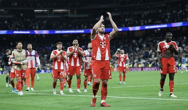 Pemain Bayern Munich meraikan kemenangan 2-1 di Madrid. Foto/AFP