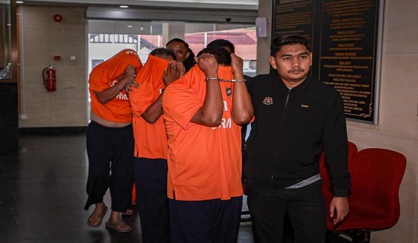 IPOH, 8 April -- Empat individu termasuk dua pensyarah sebuah institusi pengajian tinggi swasta (IPTS) di utara tanah air direman empat hari bagi membantu siasatan kes meminta dan menerima rasuah kira-kira RM5 juta.

Perintah reman hingga 11 April terhadap kesemua individu itu dikeluarkan oleh Majistret S. Punitha selepas membenarkan permohonan Suruhanjaya Pencegahan Rasuah Malaysia (SPRM).

--fotoBERNAMA (2026) HAK CIPTA TERPELIHARA