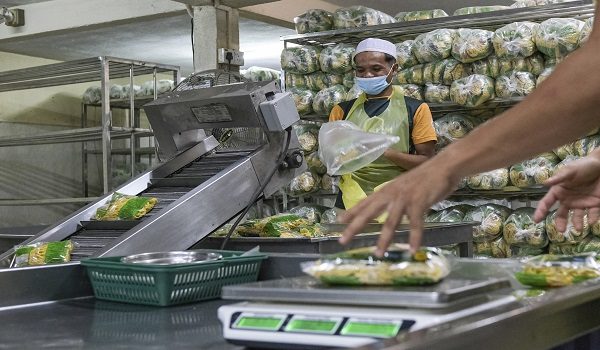 KUALA NERUS, 6 Julai -- Para pekerja melakukan proses pembungkusan mee kuning di Kampung Banggol Tok Jiring hari ini.

KPDNHEP Terengganu menjalankan pemeriksaan di peringkat Industri Kecil dan Sederhana (IKS) bagi memastikan industri ini tidak menggunakan minyak masak paket bersubsidi bagi tujuan perniagaan mereka.

--fotoBERNAMA (2022) HAK CIPTA TERPELIHARA