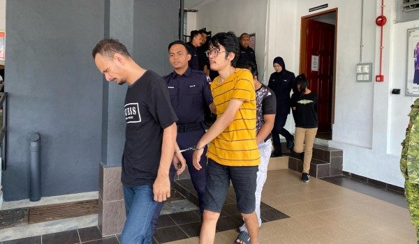 Empat yang tertuduh digari menghadapi perbicaraan di Mahkamah Majistret Batu Pahat, Johor