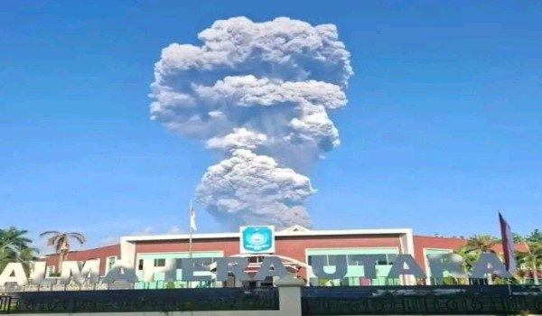 Letusan berlaku sekitar pukul 7.40 pagi waktu tempatan ketika sekumpulan pendaki berada berhampiran puncak gunung. - AFP