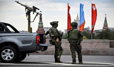 Russian Federal Guard Service (FSO) officers patrol central Moscow on May 5, 2026, in front of the Kremlin, few days ahead of the Victory Day military parade, to be held at Red Square on May 9. Russia declared on May 4 a unilateral ceasefire with Ukraine between May 8-9, when Moscow marks its annual World War II Victory Day commemorations, and threatened a "massive missile strike" on Kyiv if Ukraine violated it. (Photo by Alexander NEMENOV / AFP)