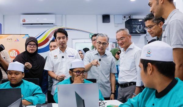 MELAKA, 8 Mei -- Menteri Komunikasi merangkap jurucakap Kerajaan Perpaduan, Datuk Fahmi Fadzil (tengah) beramah mesra dengan murid-murid pada majlis perasmian Pusat Sebaran Maklumat Nasional (NADI) Taman Seri Telok Mas dan Penyerahan Watikah Pelantikan Panel Penasihat NADI Melaka, hari ini.

--fotoBERNAMA (2026) HAK CIPTA TERPELIHARA