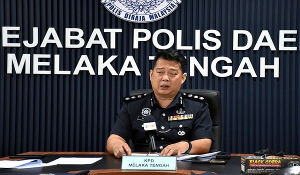 MELAKA, 14 Mac -- Ketua Polis Daerah Melaka Tengah ACP Christopher Patit bercakap kepada pemberita berkaitan kejayaan polis menumpaskan jenayah samun kedai emas dan pecah rumah pada sidang media di sini hari ini.

Polis menahan seorang penganggur digelar 'Zarul Solo' yang dipercayai terbabit dalam kes samun barang kemas melibatkan kerugian RM12,000 di sebuah kedai emas di Taman Paya Rumput Utama di sini, 9 Mac lepas.

--fotoBERNAMA (2025) HAK CIPTA TERPELIHARA