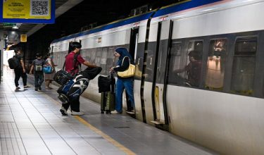 KUALA LUMPUR, 18 Mac -- Keretapi Tanah Melayu Berhad (KTMB) menyediakan 251,752 tempat duduk bagi perkhidmatan tren elektrik (ETS) dan KTM Intercity bersempena dengan sambutan Aidilfitri, jumlah terbesar dalam sejarah pengoperasian syarikat itu.

Jumlah itu dipacu oleh penambahan 228 perjalanan tren tambahan bagi tempoh 17 hingga 29 Mac, sekali gus mencatat peningkatan 113 peratus berbanding hanya 118,440 tempat duduk yang disediakan pada tahun lepas.

Antara laluan tambahan ETS ialah JB Sentral-KL Sentral-JB Sentral, enam perjalanan Ipoh-KL Sentral-Ipoh, masing-masing dua perjalanan bagi laluan Butterworth-KL Sentral-Butterworth serta Padang Besar-KL Sentral-Padang Besar.

KTMB turut menyediakan Perkhidmatan Ekspres Lambaian Aidilfitri (ELA) edisi Pantai Timur dan utara edisi Utara, bagi laluan KL Sentral-Tumpat-KL Sentral dan KL Sentral-Padang Besar.

--fotoBERNAMA (2026) HAK CIPTA TERPELIHARA