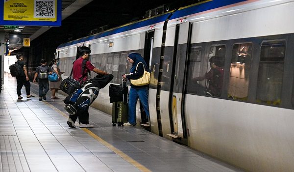 KUALA LUMPUR, 18 Mac -- Keretapi Tanah Melayu Berhad (KTMB) menyediakan 251,752 tempat duduk bagi perkhidmatan tren elektrik (ETS) dan KTM Intercity bersempena dengan sambutan Aidilfitri, jumlah terbesar dalam sejarah pengoperasian syarikat itu.

Jumlah itu dipacu oleh penambahan 228 perjalanan tren tambahan bagi tempoh 17 hingga 29 Mac, sekali gus mencatat peningkatan 113 peratus berbanding hanya 118,440 tempat duduk yang disediakan pada tahun lepas.

Antara laluan tambahan ETS ialah JB Sentral-KL Sentral-JB Sentral, enam perjalanan Ipoh-KL Sentral-Ipoh, masing-masing dua perjalanan bagi laluan Butterworth-KL Sentral-Butterworth serta Padang Besar-KL Sentral-Padang Besar.

KTMB turut menyediakan Perkhidmatan Ekspres Lambaian Aidilfitri (ELA) edisi Pantai Timur dan utara edisi Utara, bagi laluan KL Sentral-Tumpat-KL Sentral dan KL Sentral-Padang Besar.

--fotoBERNAMA (2026) HAK CIPTA TERPELIHARA