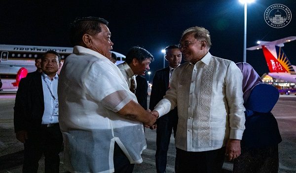 Perdana Menteri berangkat pulang selepas tamat menghadiri Sidang Kemuncak ASEAN-48 di Cebu, Filipina.  Foto PMO