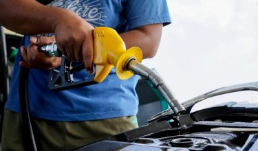 KUALA TERENGGANU, 13 April -- Penunggang motosikal mengisi minyak semasa program pemantauan pelaksanaan pematuhan larangan penjualan dan pembelian barang kawalan (Petrol RON 95) di Petronas Jalan Tok Adis, Kuala Ibai, hari ini.

Kerajaan mengekalkan kadar subsidi sebanyak RM1.88 seliter bagi pengangkutan awam dan RM2.15 seliter bagi pengangkutan barangan demi memastikan rantaian bekalan makanan dan logistik tidak terjejas serta membantu mengawal tekanan inflasi.

-- fotoBERNAMA (2026) HAK CIPTA TERPELIHARA