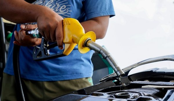 KUALA TERENGGANU, 13 April -- Penunggang motosikal mengisi minyak semasa program pemantauan pelaksanaan pematuhan larangan penjualan dan pembelian barang kawalan (Petrol RON 95) di Petronas Jalan Tok Adis, Kuala Ibai, hari ini.

Kerajaan mengekalkan kadar subsidi sebanyak RM1.88 seliter bagi pengangkutan awam dan RM2.15 seliter bagi pengangkutan barangan demi memastikan rantaian bekalan makanan dan logistik tidak terjejas serta membantu mengawal tekanan inflasi.

-- fotoBERNAMA (2026) HAK CIPTA TERPELIHARA