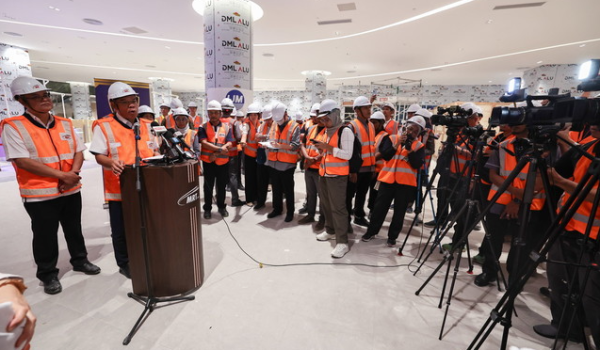 Datuk Seri Saifuddin Nasution bercakap kepada media selepas meninjau kemajuan projek RTS Link Johor Bahru-Singapura