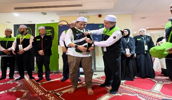 MAKKAH, 8 Mei --  Bukan sekadar hadir sebagai tetamu Allah, lebih 600 jemaah haji Malaysia pada musim ini turut menawarkan diri sebagai sukarelawan menerusi Program Sahabat Maktab bagi membantu kelancaran operasi haji di Tanah Suci.

Meskipun daripada jumlah itu hanya 180 individu dipilih untuk membantu pengurusan dan kebajikan jemaah di enam maktab Muassasah, Ketua Rombongan Haji Malaysia Mohd Hisham Harun menyifatkan sambutan luar biasa itu sebagai bukti semangat kebersamaan dan kesukarelawanan yang tinggi dalam kalangan jemaah haji Malaysia.

--fotoBERNAMA(2026) HAK CIPTA TERPELIHARA