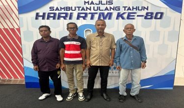 Bah Roslan Bah Selpok (kiri), Nazri Bah Eng, Pegawai Khas kepada Menteri Besar Perak (Hal Ehwal Masyarakat Orang Asli) Chew Ho Beng dan Tok Batin Muhammad Asmadi
Abdullah/Foto RTM