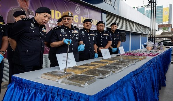 Ketua Polis Perak Datuk Noor Hisam Nordin (dua, kiri) menunjukkan dadah jenis ganja yang dirampas, pada sidang media di Ibu Pejabat Polis Kontinjen Perak hari ini.- Foto BERNAMA