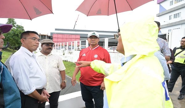 Datuk Mohamad Zahri Samingon (dua, kanan) turun padang melawat Medan Selera 223 yang terjejas banjir kilat.