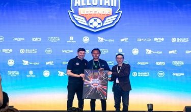 Pengarah Pengurusan Allstar Sports Datuk Alan Foo (kiri) bersama Lagenda Bola Sepak Liverpool Steven Gerrard (kanan) menyampaikan token penghargaan kepada wakil penaja dari FAM, Datuk Ong Kim Swee (tengah) pada Majlis Sidang Akhbar All Star Legends - BERNAMA