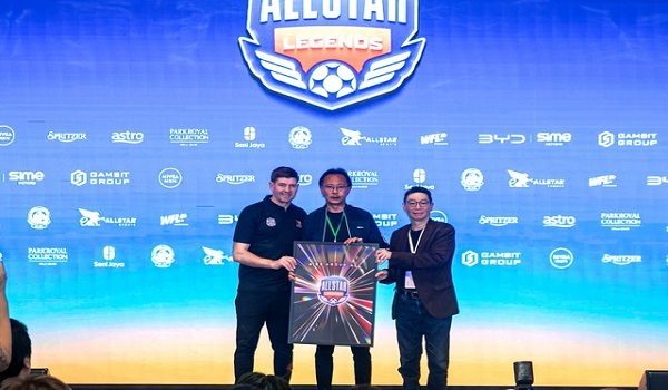Pengarah Pengurusan Allstar Sports Datuk Alan Foo (kiri) bersama Lagenda Bola Sepak Liverpool Steven Gerrard (kanan) menyampaikan token penghargaan kepada wakil penaja dari FAM, Datuk Ong Kim Swee (tengah) pada Majlis Sidang Akhbar All Star Legends - BERNAMA