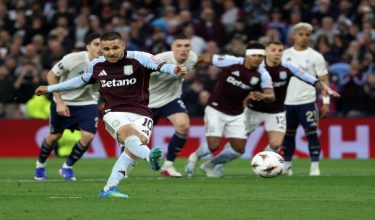 Aksi pemain tengah Aston Villa, Emiliano Buendia ketika menjaringkan gol kedua pasukan menerusi sepakan penalti/Foto AFP