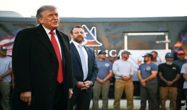US President Donald Trump, flanked by US Secretary of Homeland Security Markwayne Mullin,  speaks with workers who have been painting the Lincoln Memorial Reflecting Pool in Washington, DC, on May 7, 2026. Workers have been resurfacing the bottom of Washington's famous Lincoln Memorial Reflecting Pool with "American flag blue"-colored material used in swimming pools, following an order by US President Donald Trump. (Photo by Kent NISHIMURA / AFP)