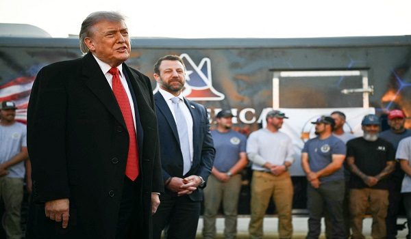 US President Donald Trump, flanked by US Secretary of Homeland Security Markwayne Mullin,  speaks with workers who have been painting the Lincoln Memorial Reflecting Pool in Washington, DC, on May 7, 2026. Workers have been resurfacing the bottom of Washington's famous Lincoln Memorial Reflecting Pool with "American flag blue"-colored material used in swimming pools, following an order by US President Donald Trump. (Photo by Kent NISHIMURA / AFP)