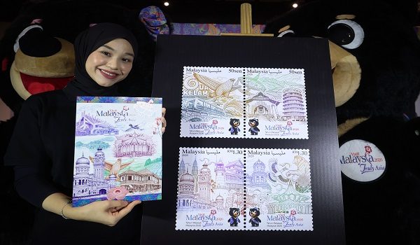 Kakitangan Pos Malaysia Berhad Nurul Nadia Natasya Abdul Aziz bergambar bersama Setem khas Visit Malaysia 2026 (VM2026) pada majlis Pelancaran di Pejabat Pos Besar Lama, Kuala Lumpur hari ini/Foto BERNAMA

Pelancaran oleh Pos Malaysia itu turut menampilkan mercu tanda terkenal dari seluruh negara termasuk Langkawi, Cameron Highlands dan Menara Berkembar Petronas menerusi tema “Malaysia, Truly Asia” yang mencerminkan semangat perpaduan dan kepelbagaian Malaysia selain memperkukuh promosi pelancongan negara menjelang VM2026.

--fotoBERNAMA (2026) HAK CIPTA TERPELIHARA