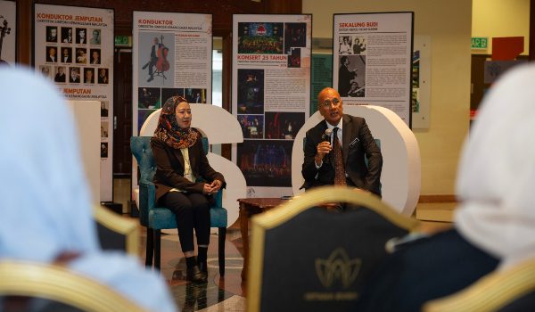 Ketua Pengarah Istana Budaya, Zubaidah Mukhtar (Kiri) bersama konduktor Orkestra Simponi Kebangsaaan (OSK) Nasran Nawi/Foto Istana Budaya