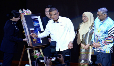 Menteri Dalam Negeri, Datuk Seri Saifuddin Nasution Ismail (tiga dari kanan) menyempurnakan gimik pelancaran Perhimpunan Bulanan Kementerian Dalam Negeri di sini, hari ini.