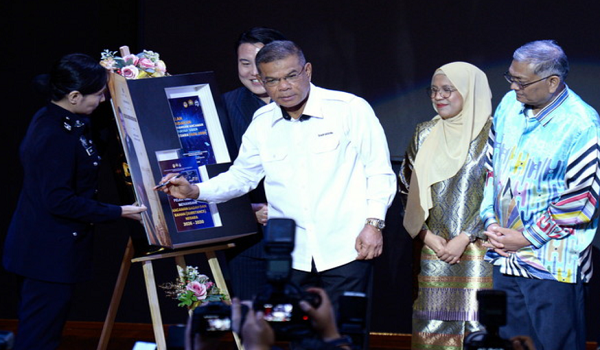Menteri Dalam Negeri, Datuk Seri Saifuddin Nasution Ismail (tiga dari kanan) menyempurnakan gimik pelancaran Perhimpunan Bulanan Kementerian Dalam Negeri di sini, hari ini.