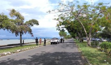 Pihak polis meninjau keadaan di persisir pantai Lahad Datu, Sabah kira-kira pukul 10.30 pagi tadi/Foto RTM Tawau